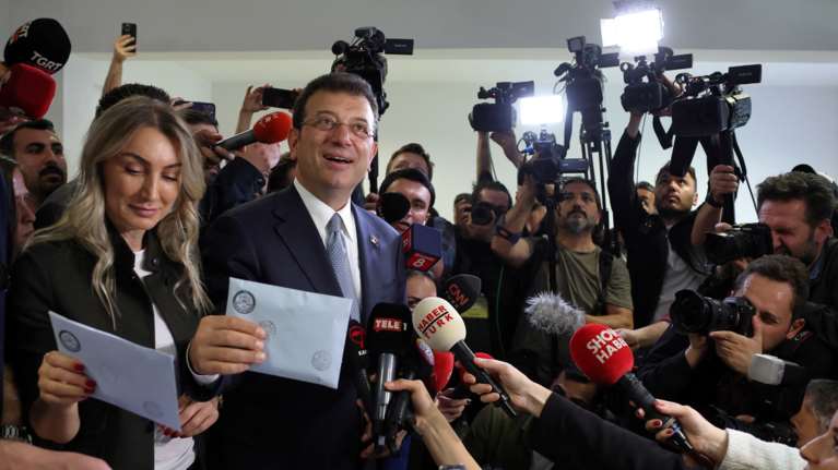 Τουρκία: Ψήφισαν οι δύο &quot;μονομάχοι&quot; για τον δήμο της Κωνσταντινούπολης - Συγκινημένος ο Ιμάμογλου [εικόνες]