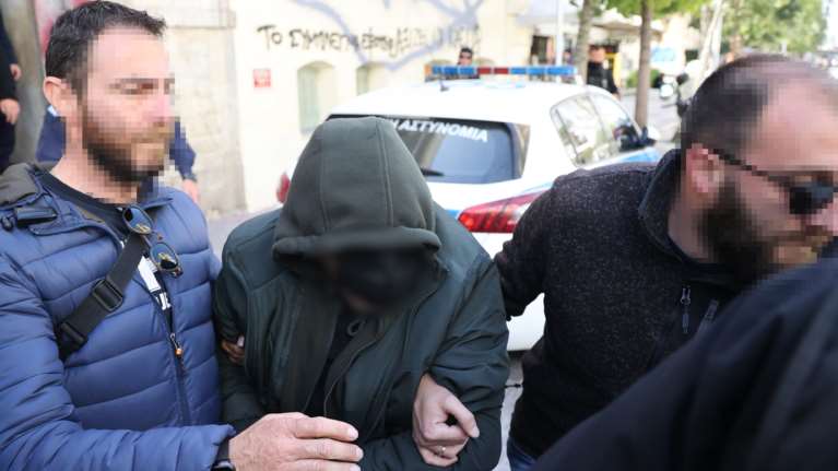 Κρήτη: &quot;Δεν γνωρίζω καν το παιδί, είναι πλεκτάνη&quot; υποστηρίζει ο λυράρης - Καταπέλτης ο δικηγόρος του ανήλικου