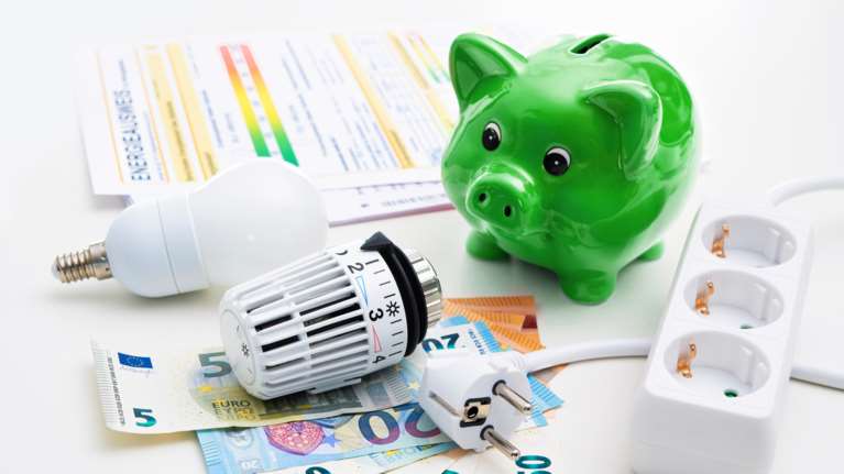 Ερχεται διψήφια μείωση στα τιμολόγια του ρεύματος – Γιατί θα μηδενιστεί ο πληθωρισμός στο ηλεκτρικό