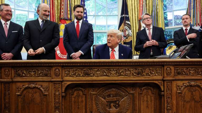 Ο Τραμπ ανακοίνωσε εμπορική συμφωνία &quot;τομή&quot; ΗΠΑ και Βρετανίας - Τι προβλέπεται για τους δασμούς