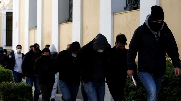 Νέα Σμύρνη: Αυτός είναι ο 30χρονος "Ινδιάνος" - Ενώπιον της ανακρίτριας για την επίθεση στον αστυνομικό [Εικόνες]