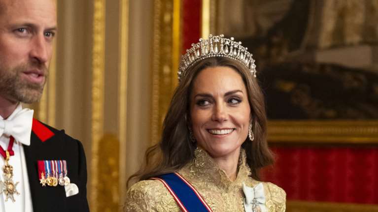 &quot;Πίσω από τα παρασκήνια&quot;: Το σπάνιο κλικ Γουίλιαμ και Κέιτ πριν το δείπνο στο Ουίνδσορ - Η παραμυθένια εμφάνιση της πριγκίπισσας