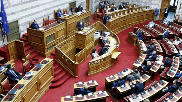 Βουλή: Συζήτηση και ψήφιση του νομοσχεδίου για τα &quot;κίνητρα ανάπτυξης επιχειρήσεων μέσω συνεργασιών&quot;