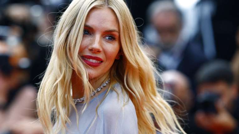 Η πιο κομψή καλεσμένη σε γάμο η Σιένα Μίλερ: Το slip dress στην πιο καλοκαιρινή απόχρωση και ο cool τρόπος που το συνδύασε