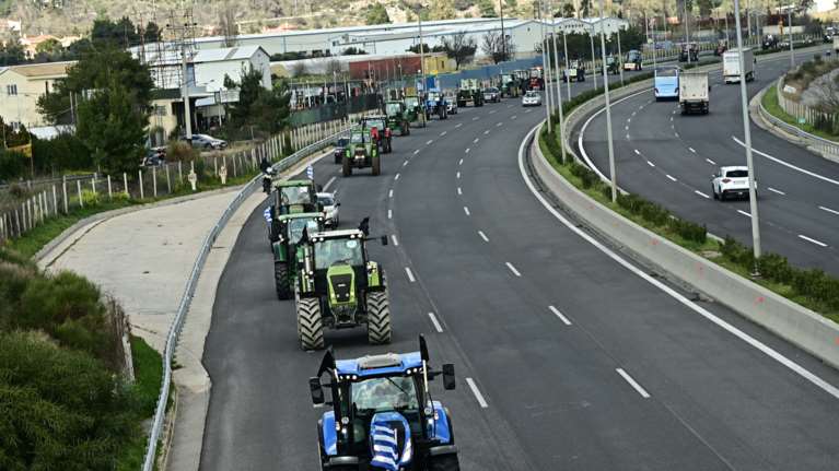 Τραβούν το σχοινί οι αγρότες με μπλόκα τύπου "πολιορκίας" – Σήμερα η τελευταία κυβερνητική πρόσκληση σε διάλογο