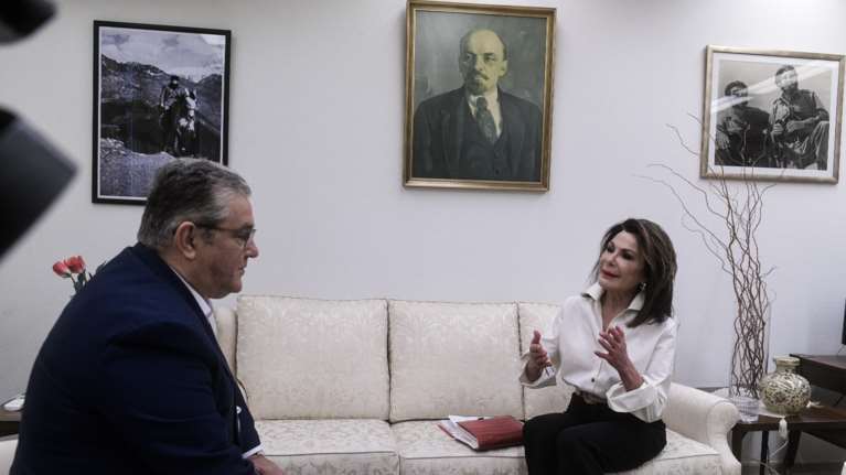 Η &quot;κόκκινη&quot; Γιάννα στον Περισσό υπό το βλέμμα του Λένιν, του Άρη Βελουχιώτη και του Φιντέλ Κάστρο