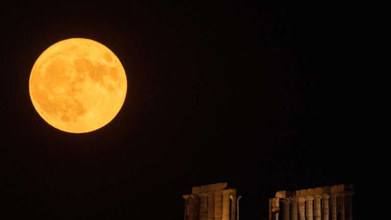 Πανσέληνος Απριλίου 2024: Πότε θα δούμε το &quot;Ροζ Φεγγάρι&quot;