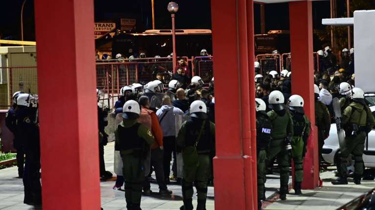 Επεισόδια στου Ρέντη: Ανάμεσα στους σεσημασμένους οπαδούς ψάχνουν τον δράστη