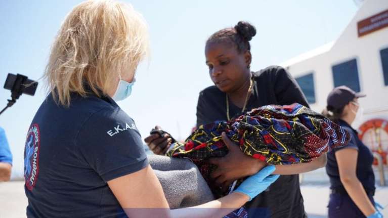 Λέσβος: Νεαρή πρόσφυγας γέννησε στα βράχια της νησίδας Μπαρμπαλιάς [εικόνες]