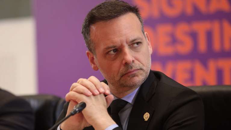 Αστεγος επιτέθηκε σε υπάλληλο του δήμου Αθηναίων, χτυπώντας τον στο κεφάλι - Οργισμένη αντίδραση Δούκα