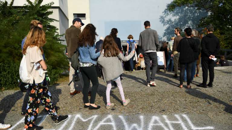 Κορονοϊός: Νέο κύμα μετά τις διακοπές - Θα έχουμε πολύ υψηλούς αριθμούς, προειδοποιεί ο Γερμανός &quot;Τσιόδρας&quot;