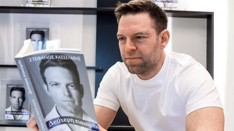 &quot;Δεύτερη ευκαιρία&quot;: Ο Στέφανος Κασσελάκης προμοτάρει το βιβλίο του - Στο Παγκράτι προσωρινά τα γραφεία του κόμματος