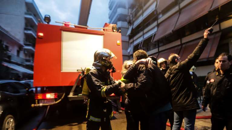 Φωτιά σε διαμέρισμα δευτέρου ορόφου στη Γλυφάδα - Απεγκλωβίστηκε ηλικιωμένη