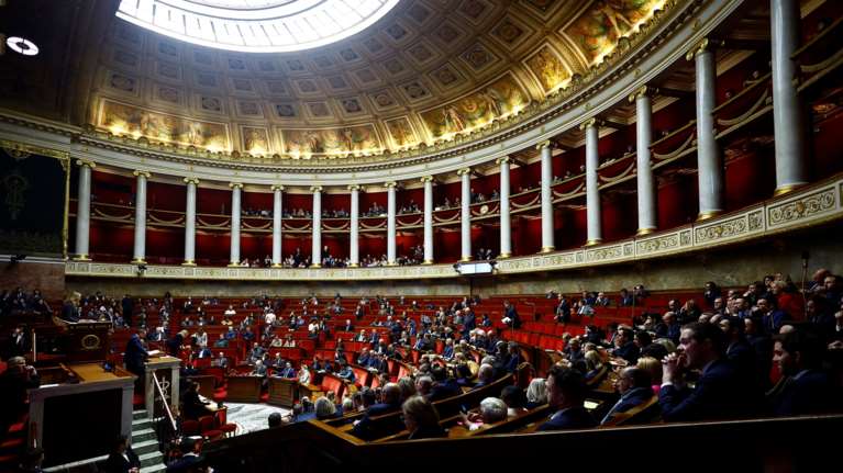 Νέος κύκλος κρίσης για τη Γαλλία: Πόσο κινδυνεύει η χώρα από ένα αμερικανικού τύπου &quot;shutdown&quot;;