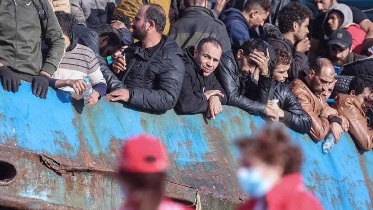 Financial Times: &quot;Η Ελλάδα νομιμοποιεί 300.000 μετανάστες για εργατικό δυναμικό&quot;