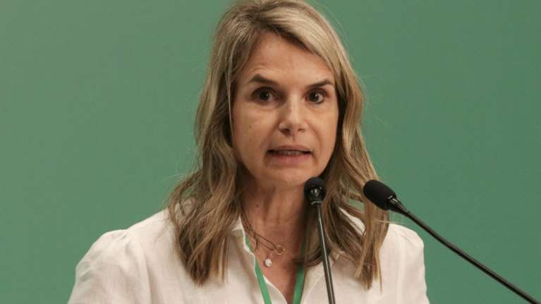 Ερώτηση Μιλένας Αποστολάκη σε Φλωρίδη: Δόθηκε προφορική έγκριση του ανακριτή για το μπάζωμα στα Τέμπη;