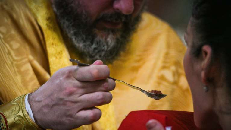 Σάλος στο νοσοκομείο Χανίων: Καλούν τους ασθενείς να κοινωνήσουν εν μέσω πανδημίας [εικόνες]