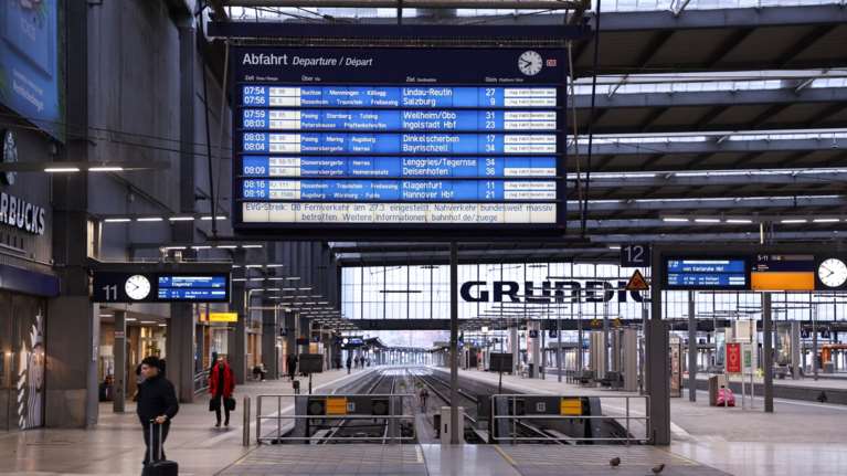 Χάος στις συγκοινωνίες στη Γερμανία: 24ωρη απεργία σε σιδηροδρόμους, αεροδρόμια, λιμάνια και αυτοκινητοδρόμους