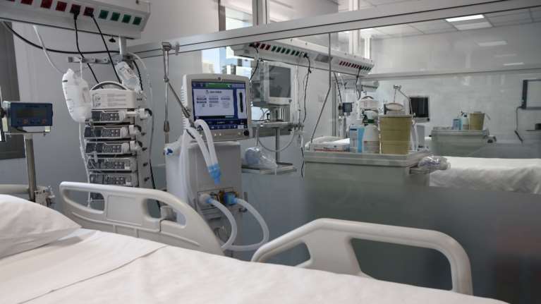 Αίγιο: &quot;Αυτή η κατάρα του έκανε τα πνευμόνια χάρτινα και δε δουλεύανε&quot; - Τι λέει η μητέρα του ανεμβολίαστου οδοντιάτρου που πέθανε