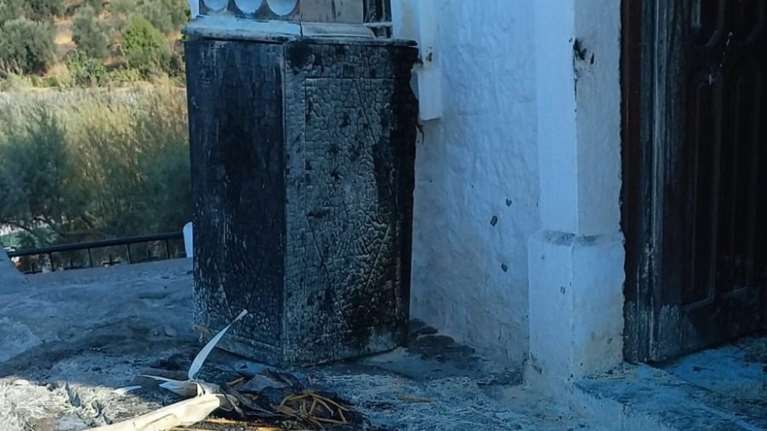 Λέσβος: Φωτιά στην εμβληματική Παναγιά τη γοργόνα στη Σκάλα Συκαμιάς - Την έσβησαν περαστικοί [βίντεο]