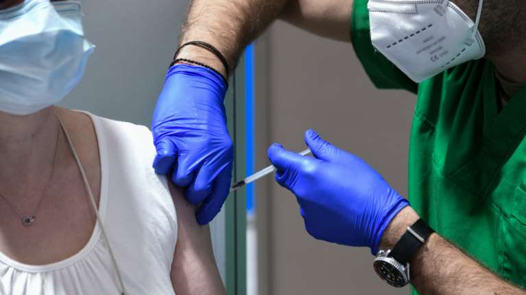 Στο τραπέζι και τρίτη δόση του εμβολίου: Από τι θα εξαρτηθεί - Οι εκτιμήσεις των ειδικών για την ινδική μετάλλαξη