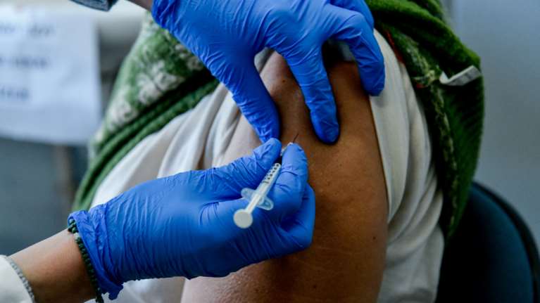 Γκάγκα για κορονοϊό: Αναμνηστική δόση εμβολίου για όλους το φθινόπωρο