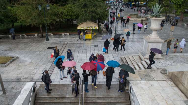 Φθινοπωρινός καιρός και την Παρασκευή - Βροχές, καταιγίδες και βοριάδες 6 μποφόρ