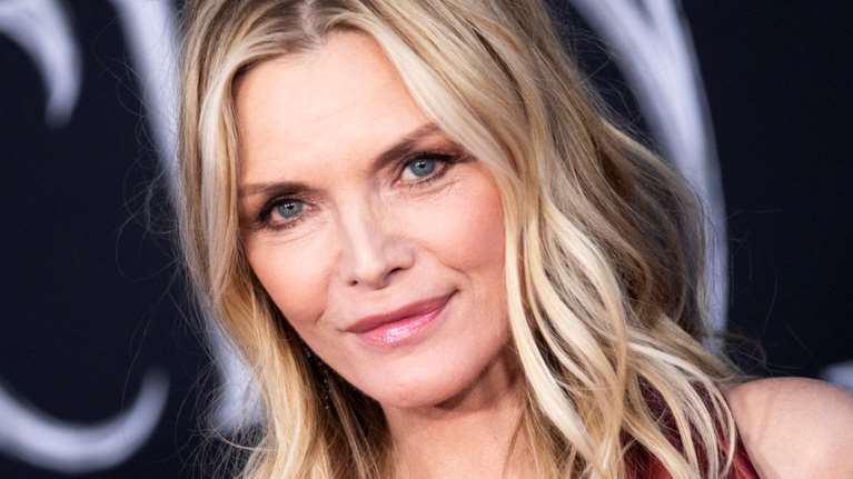 Σπάνιο κλικ: Η Μισέλ Φάιφερ εξαντλημένη με το νεογέννητο μωρό της στην αγκαλιά