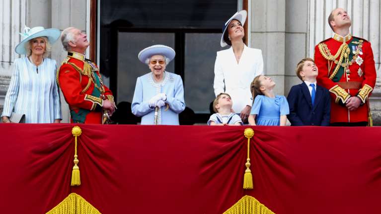 Tο μεγάλο πάρτι της Βασίλισσας Ελισάβετ: Τζορτζ, Σάρλοτ, Λούις και Κέιτ Μίντλετον ξετρέλαναν τα πλήθη
