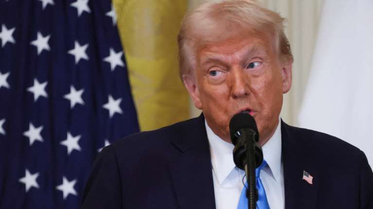 Ο Τραμπ καταργεί τα... χάρτινα καλαμάκια: "Είναι γελοίο, επιστρέφουμε στα πλαστικά"