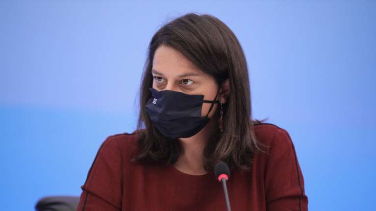 Απάντηση Κεραμέως σε ΣΥΡΙΖΑ: &quot;Καλύτερο σχολείο με κλειστές αίθουσες δεν γίνεται&quot;