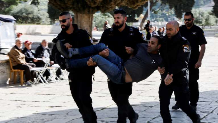 Ιερουσαλήμ: Bίαια επεισόδια στο ισλαμικό τέμενος Αλ Ακσά μετά από έφοδο της αστυνομίας - Πάνω από 350 συλλήψεις