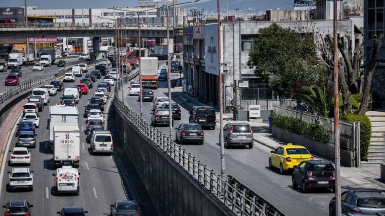 Βαριές καμπάνες για ΙΧ χωρίς ασφάλεια, ΚΤΕΟ και τέλη κυκλοφορίας – Πότε θα επιβάλλονται πρόστιμα έως 30.000 ευρώ