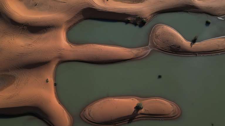 Εντυπωσιακή η &quot;πλημμυρισμένη&quot; έρημος Σαχάρα: Mεγάλες λίμνες ανάμεσα σε αμμόλοφους μετά από σπάνιες βροχοπτώσεις