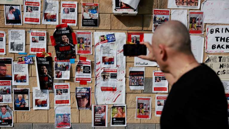 Γιατί κάποιοι σκίζουν τις αφίσες των Ισραηλινών ομήρων που έχουν απαχθεί από τη Χαμάς- Πώς δικαιολογούν την πράξη τους