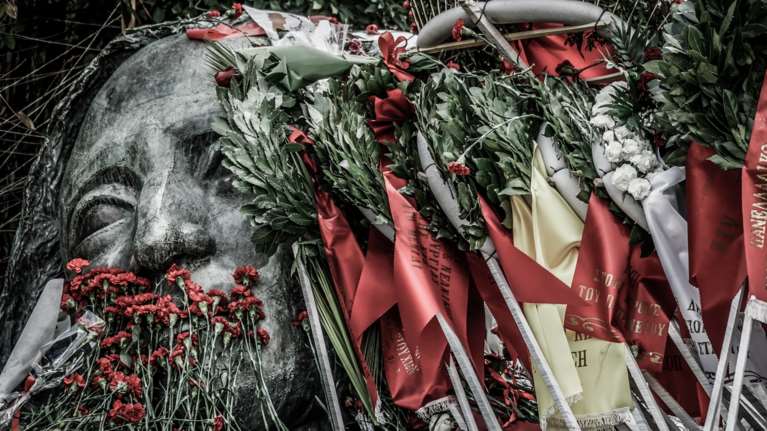 Σε ποιον ανήκει η διάσημη κεφαλή στο προαύλιο του Πολυτεχνείου - Δεν έχει σχέση με την εξέγερση του 1973