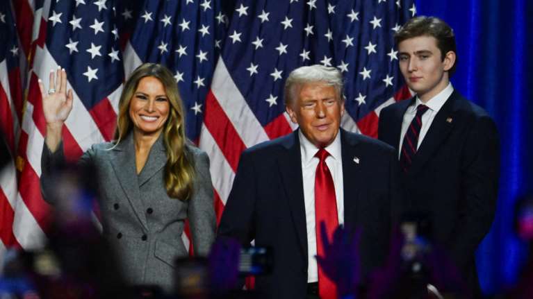 Θα ζήσει η Μελάνια στον Λευκό Οίκο με τον Ντόναλντ Τραμπ; Τι αποκαλύπτουν οι συνεργάτες της νέας Πρώτης Κυρίας των ΗΠΑ