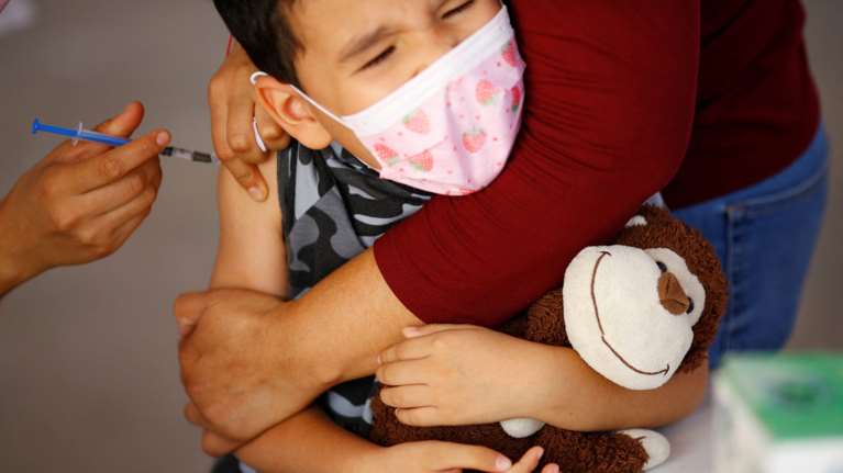 Κορονοϊός: Άνοιξε η πλατφόρμα για τον εμβολιασμό των παιδιών από 6 μηνών ως 4 ετών