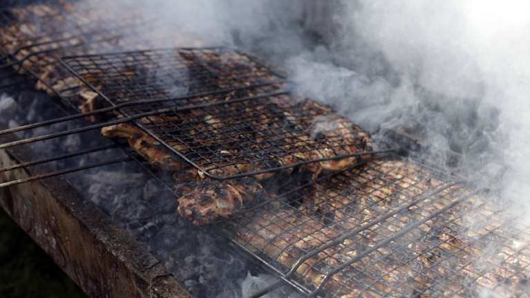 Τσικνοπέμπτη: Η τσίκνα σκέπασε με τεράστια αιθαλομίχλη την Αθήνα - 2,5 φορές επάνω από το συνηθισμένο όριο οι ρύποι