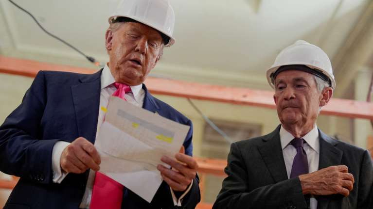 Απίστευτη κόντρα του Τραμπ με τον κεντρικό τραπεζίτη των ΗΠΑ μπροστά στις κάμερες: Τα ψέματα και η... τάπα