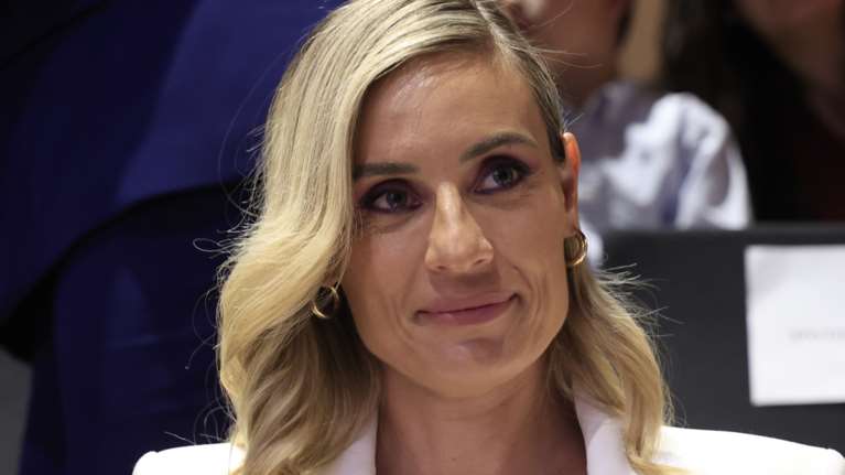 Eλεονώρα Μελέτη: Casual chic στο Ευρωκοινοβούλιο με ψηλόμεσο τζιν, blazer και animal print loafers - Η Chanel τσάντα της