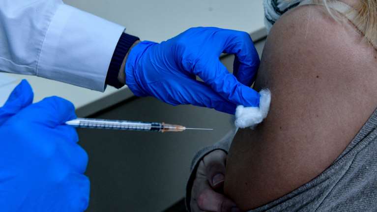 Κορονοϊός: Νέες παραλλαγές τον χειμώνα &quot;βλέπει&quot; ο ΕΜΑ - Πόσο θα προστατεύουν τα υπάρχοντα εμβόλια