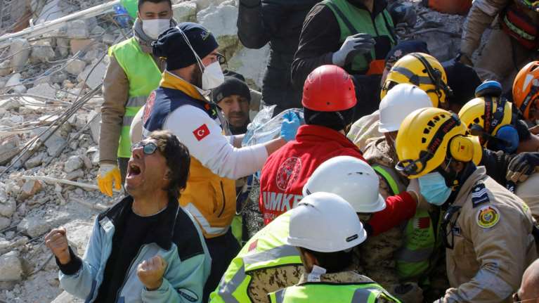 &quot;Θαύμα&quot; στα συντρίμμια της Τουρκίας: Ανέσυραν ζωντανό 13χρονο αγόρι 182 ώρες μετά τον φονικό σεισμό [βίντεο]