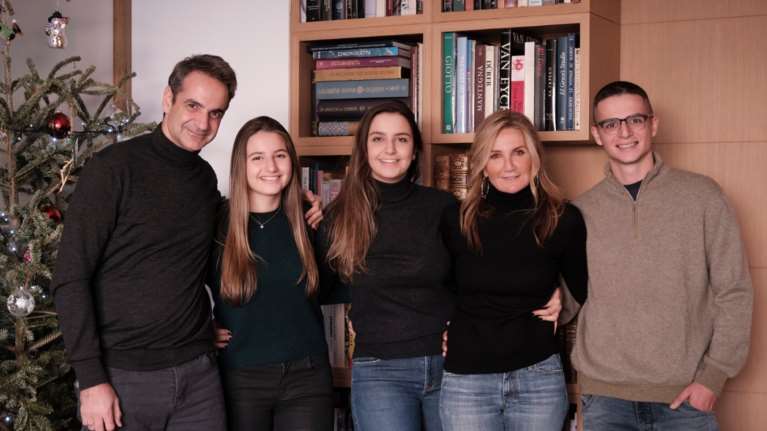 Κυριάκος Μητσοτάκης: Η φωτογραφία με όλη την οικογένεια και οι ευχές