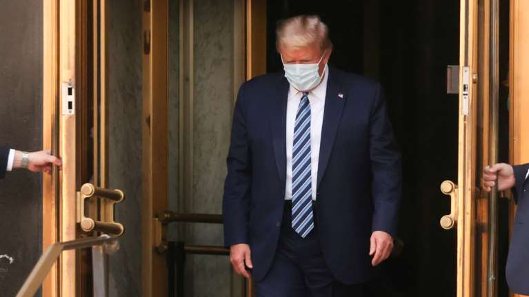 Τραμπ: &quot;Βουτιά&quot; στα ποσοστά του για τη διαχείριση της πανδημίας του κορονοϊού