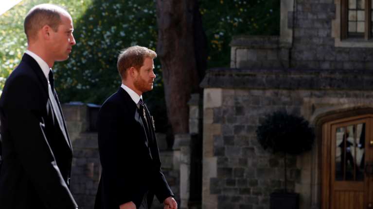 Κηδεία πρίγκιπα Φιλίππου: Η αμήχανη στιγμή που ο Χάρι συνομιλεί με τον Γουίλιαμ και την Κέιτ