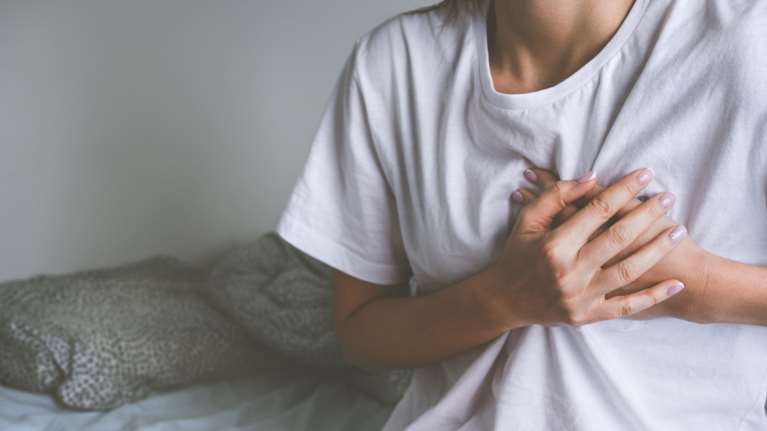 Μελέτη αποκαλύπτει τις κρυφές αιτίες εμφραγμάτων σε μικρότερες ηλικίες και ειδικά στις γυναίκες