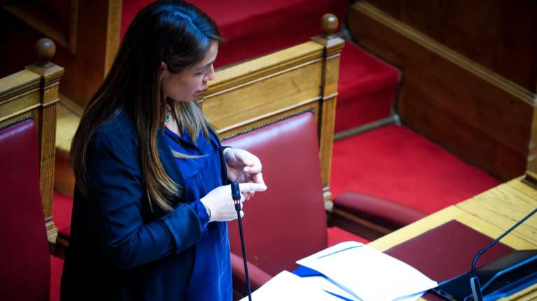 Δόμνα Μιχαηλίδου: Αν χρειαστεί θα παίρνω το παιδί στη Βουλή - Δεν με αγχώνει καθόλου [βίντεο]