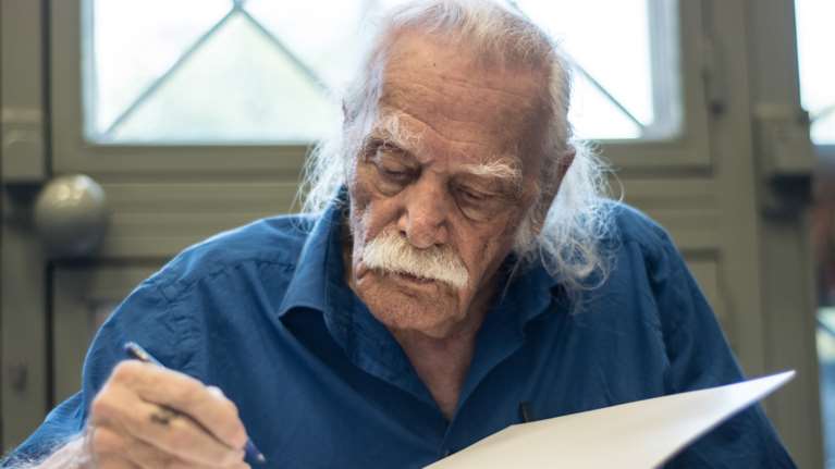 Απίστευτο: Πήραν τηλέφωνο από τη ΓΣΕΕ για να καλέσουν τον Μανώλη Γλέζο στο συνέδριο - Ο διάλογος με τη σύντροφό του