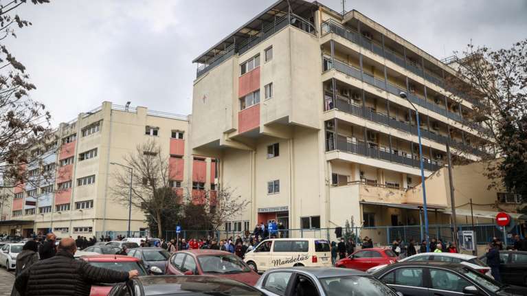 Τέμπη: Η κατάσταση των τραυματιών στα νοσοκομεία της Λάρισας – Πέντε παραμένουν σε ΜΕΘ